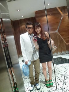 Selfie no espelho do hall de entrada do prédio