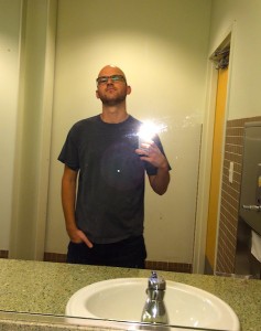 Homem também tira selfie no espelho