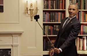 Barack Obama usando pau de selfie