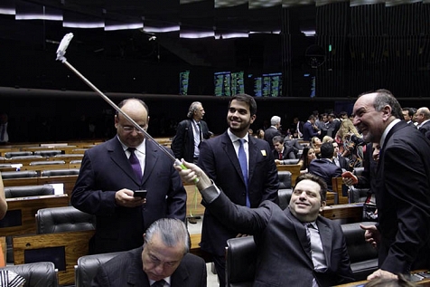 Posse dos deputados com pau de selfie