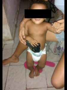 Selfie bebê portando arma