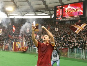 Selfie de Totti na comemoração de gol