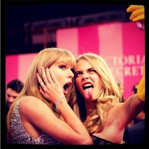 Modelo Cara Delevingne também fez caretas em selfie!