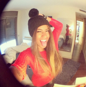 A Rafaella irmã do Neymar e sua careta em selfie!