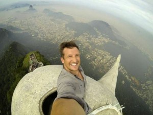 Selfies perigosas! Selfie no topo do Cristo Redentor!