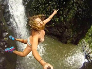 Selfie pulando cachoeira!