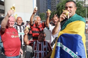 Torcedores cariocas banana selfie