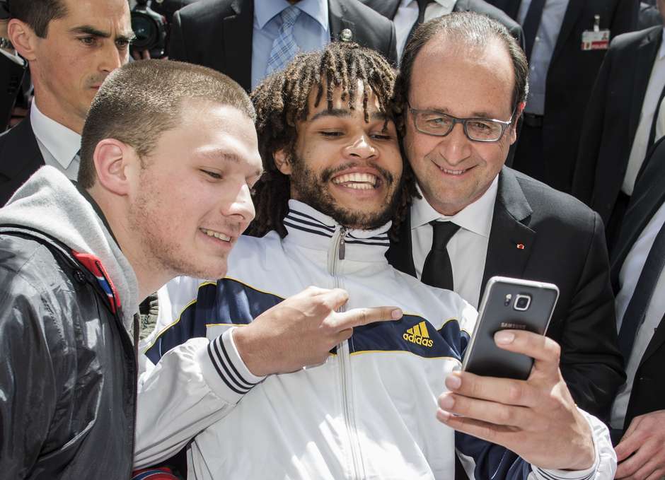 Selfie com dedo do meio e presidente francês!