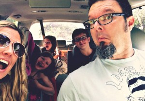 Selfie no carro em viagem com a família!
