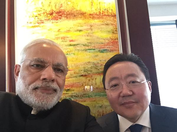 Selfie de Modi com o presidente da Mongólia!